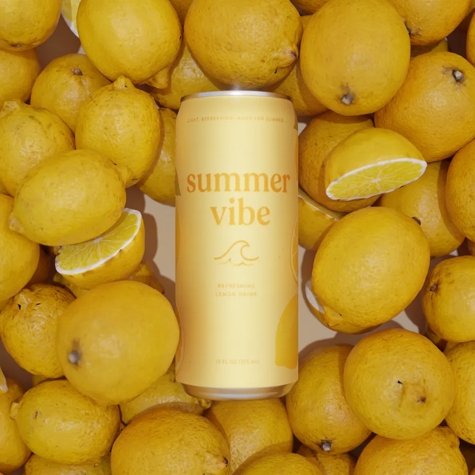 Žuta limenka napitka Summer Vibe okružena svježim limunima.